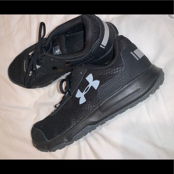 men's under armour black tennis shoes